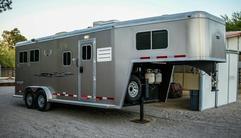 gooseneck horse trailer